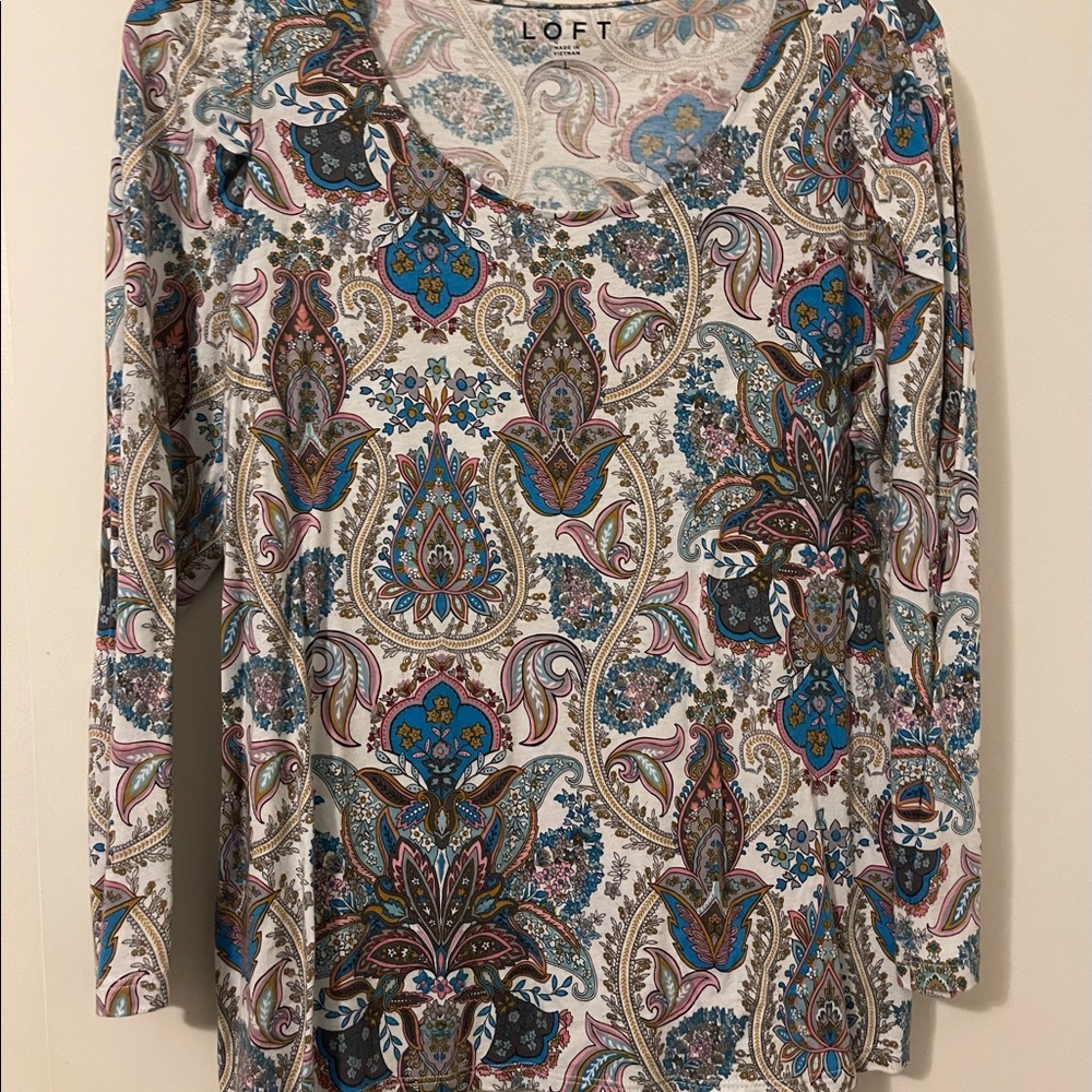 Women’s floral top size Large, like new.